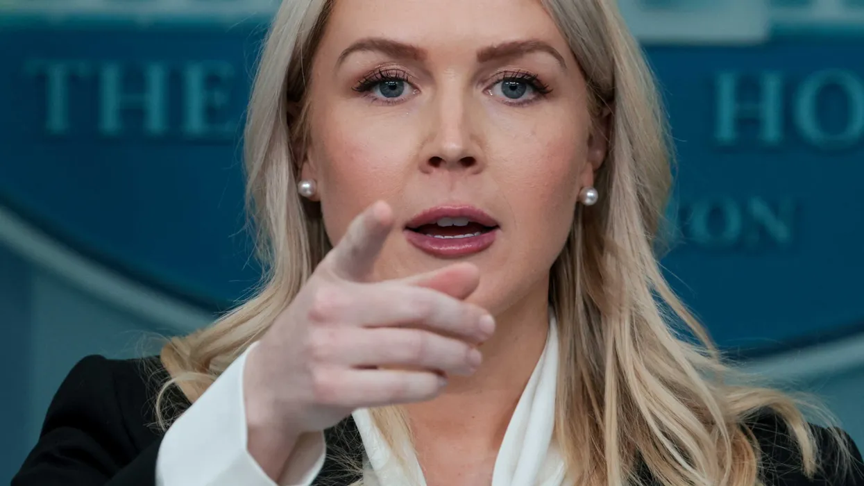 Le affermazioni mediatiche di Karoline Leavitt suscitano critiche da giornalisti e commentatori