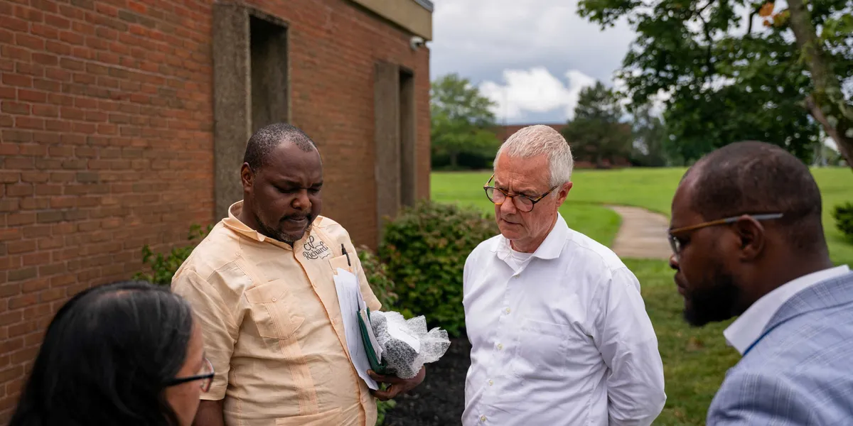 Leader religiosi di Springfield condannano le detenzioni ICE di haitiani, mentre i braccialetti elettronici suscitano paragoni con la 'schiavitù'