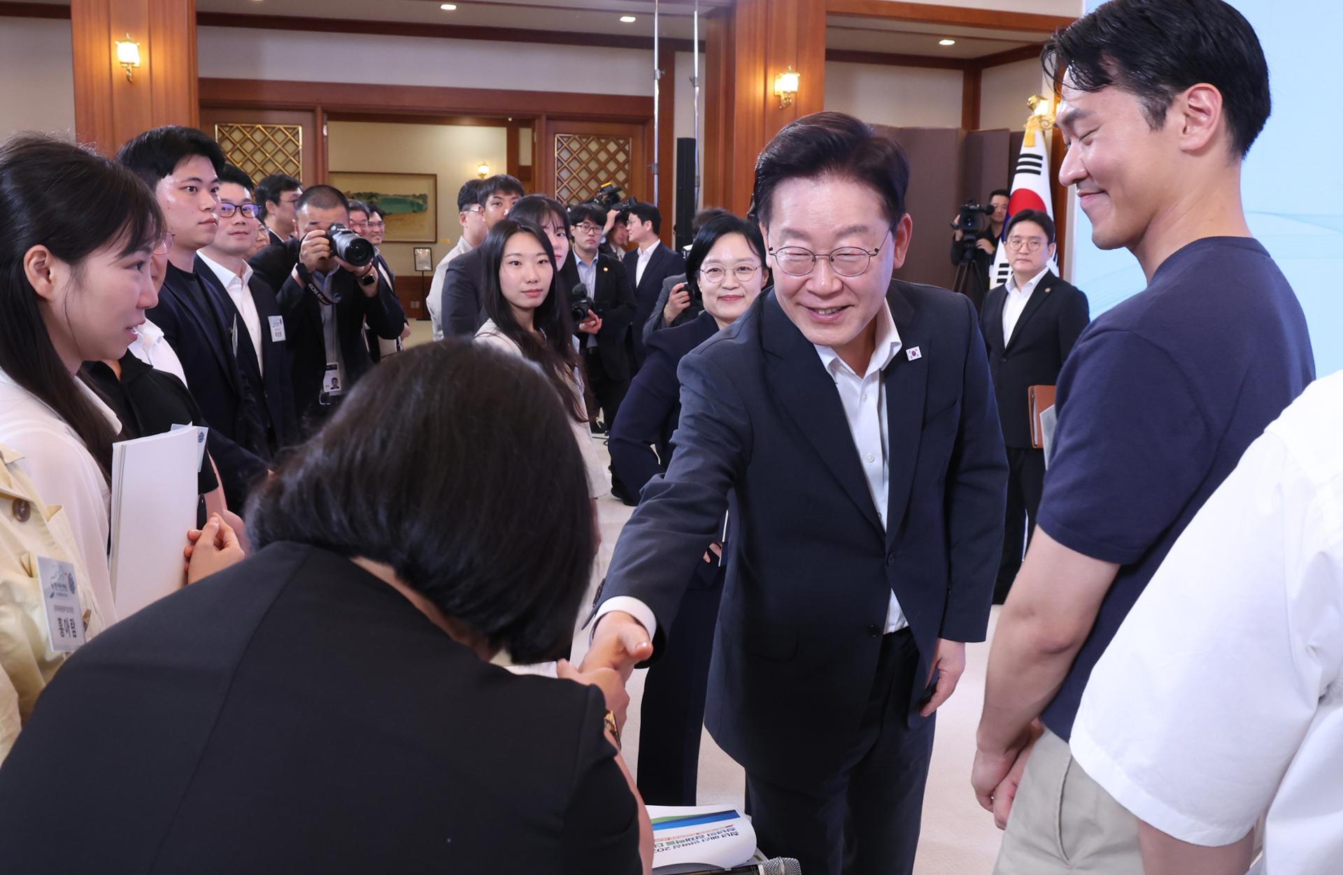 La cote d'approbation du président Lee Jae Myung chute à mesure que s'accumulent les défis de sa deuxième année