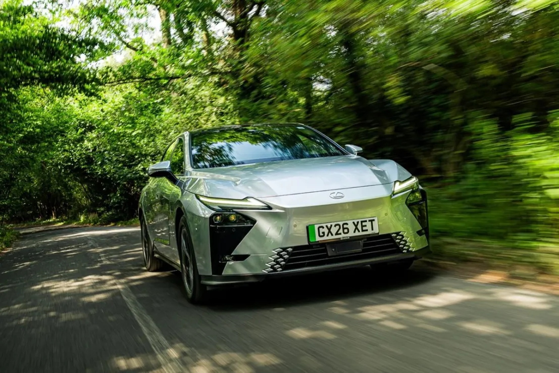Test Lexus ES 2026: spokojna elektryczna limuzyna idzie własną drogą