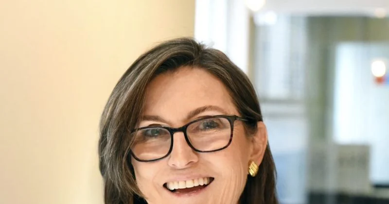 Cathie Wood: la Federal Reserve improbabile che stringa nel 2026 tra boom della produttività e calo dell'inflazione