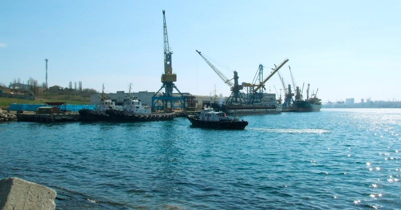 Rusia ataca dos buques con suministros militares para Ucrania en el puerto de Chornomorsk, según IFX
