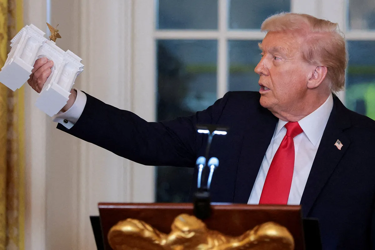 L'administration Trump est questionnée sur l'absence d'avis de 14 jours requis pour la construction de l'arc d'Arlington