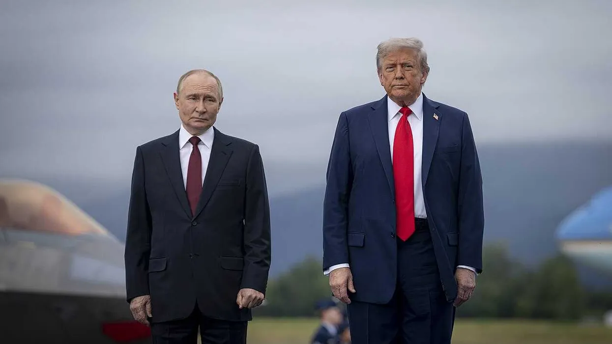 Przekazanie 4 miliardów dolarów Rosji przez Trumpa ponownie budzi pytania o jego związki z Putinem
