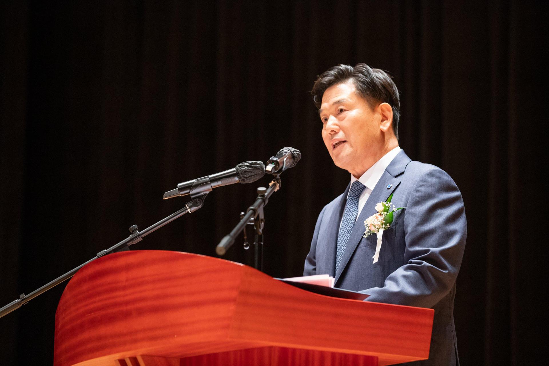 Hong Ui-rak takes office as KOGAS chief, pledges AI-driven transformation