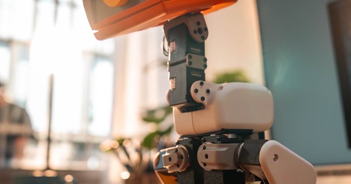 Hugging Face presenta Microduck, un robot patito programable que camina, por 399 dólares