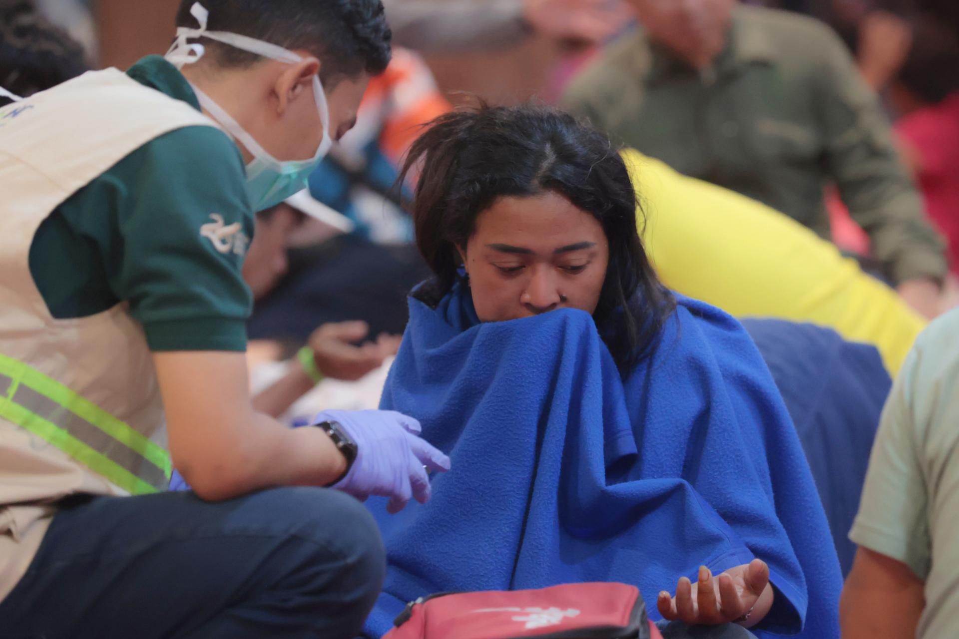Incendio a bordo del traghetto passeggeri indonesiano: almeno cinque morti, decine di dispersi