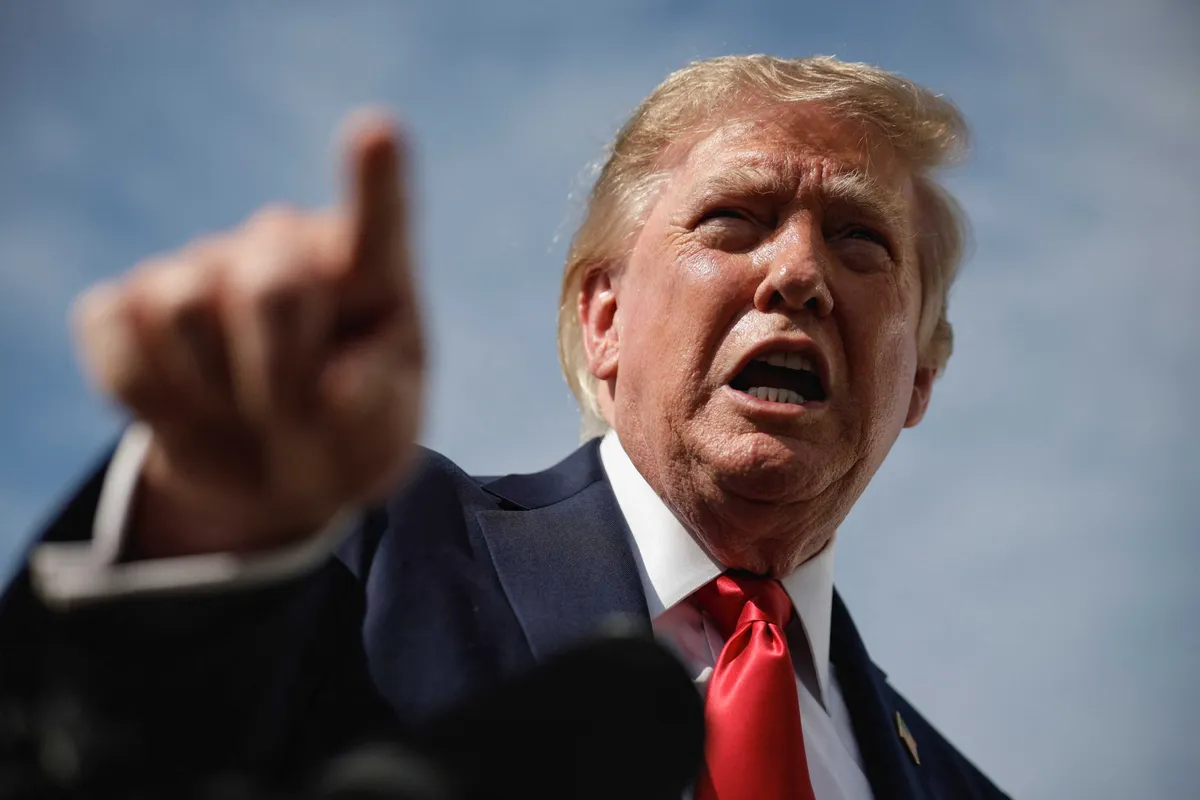 Trump menace d'interrompre le commerce avec les pays déficitaires si la Fed ne baisse pas ses taux, suscitant la colère de ses propres partisans MAGA