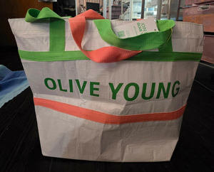 Olive Youngs Einkaufstasche für 3.000 Won wird zu einem unerwarteten südkoreanischen Souvenir