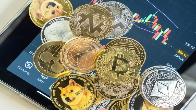 Аналитик обозначил ключевые уровни XRP, HYPE и ENA перед заседанием FOMC