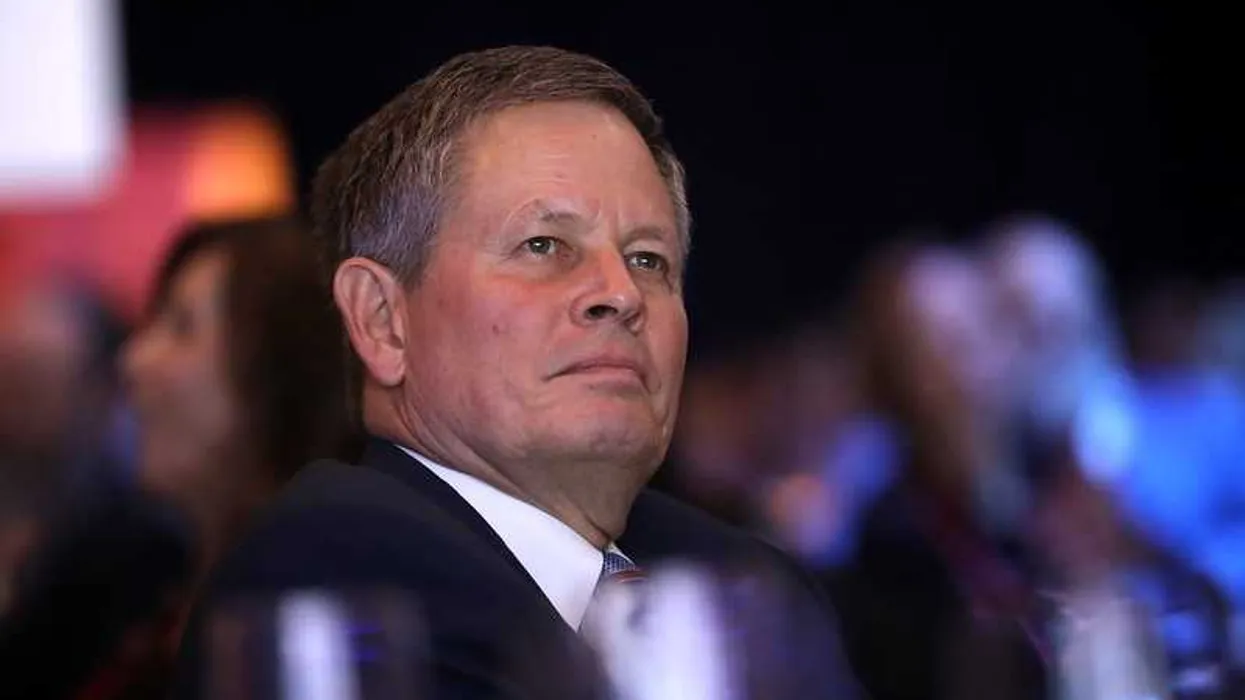 Republikeinse senator Steve Daines beroept zich op diner met VP Vance als toezicht op Iran-oorlog, wat scherpe kritiek oproept