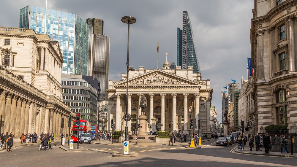 Il Cancelliere britannico valuta tasse sui profitti straordinari di compagnie petrolifere e banche in vista del Budget