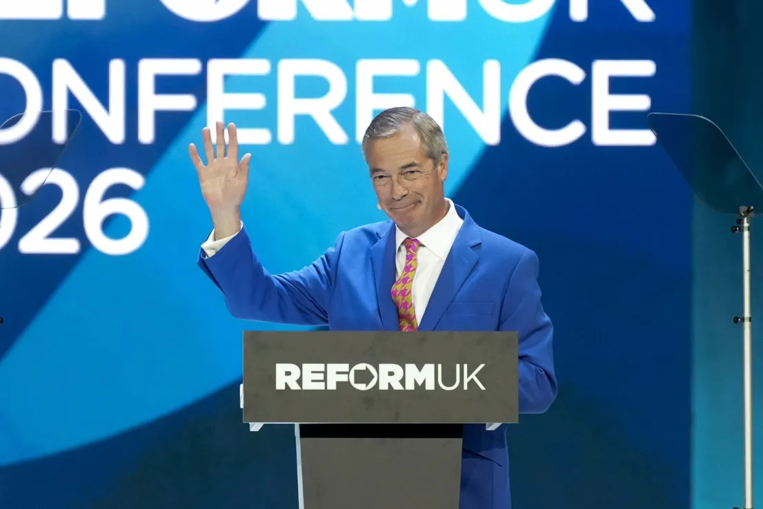 Farage sminuisce la polemica sulle donazioni straniere definendola 'chiacchiere da pub', mentre due alti esponenti di Reform si dimettono