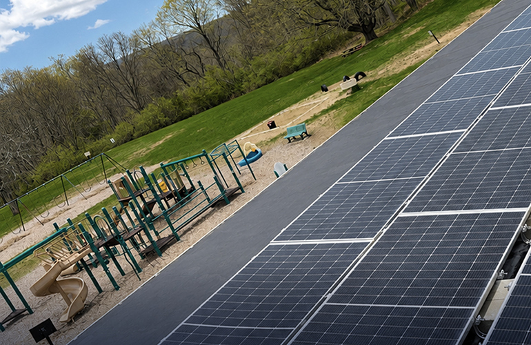 L'école élémentaire d'Andover, dans le Connecticut, achève un projet solaire sur toiture avec Titan Energy et Greenskies Clean Energy