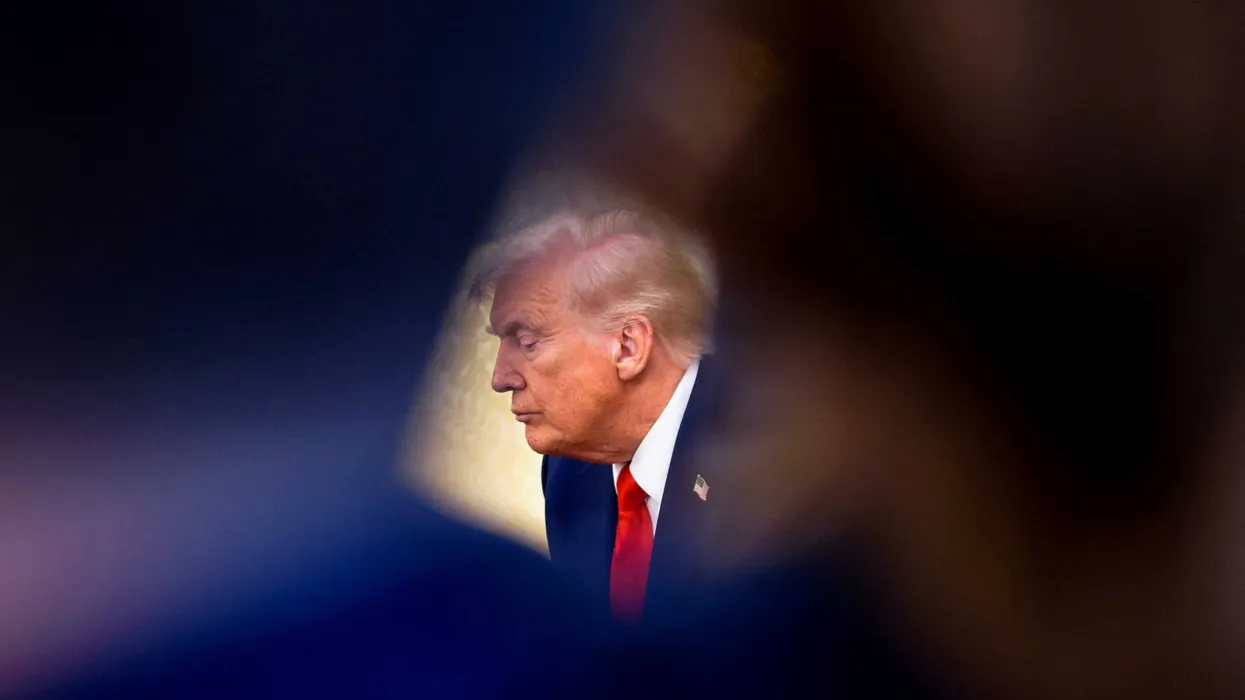 El académico Sidney Blumenthal señala el escándalo potencial de Trump con los hermanos Tate como 'la punta del iceberg'