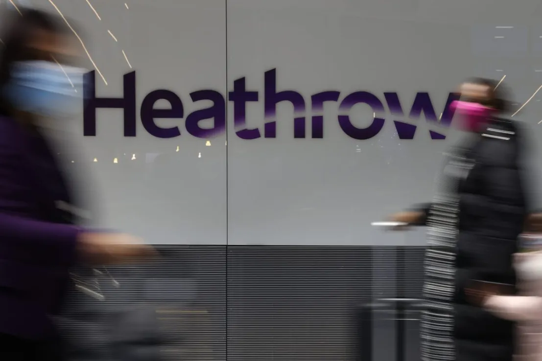 Пассажиры British Airways остались без багажа из-за технического сбоя: 3 000 сумок застряли в Хитроу