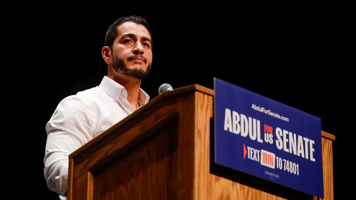 Abdul El-Sayed déclenche rires et réaction virale avec sa pique sur le « canapé » visant JD Vance lors d'un déplacement de campagne dans le Michigan