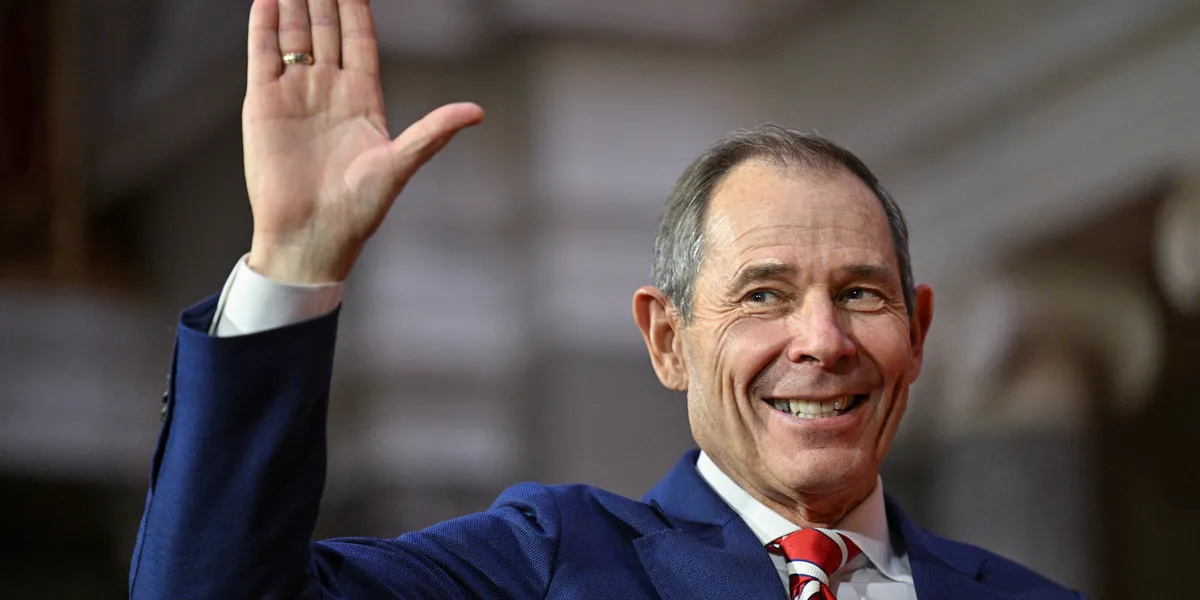 Il senatore repubblicano John Curtis respinge la richiesta di Trump di eliminare il filibustering per il SAVE America Act