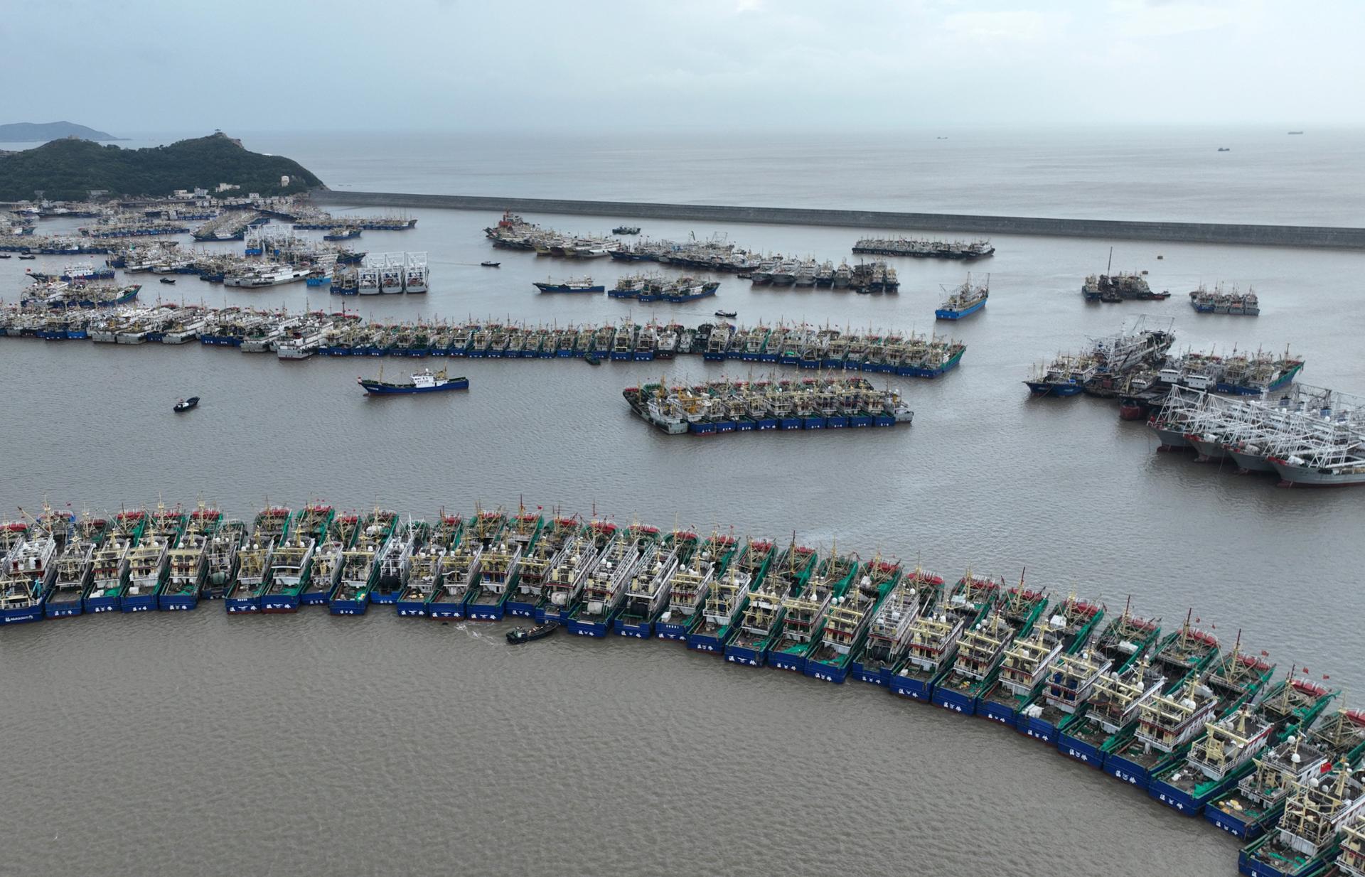 La Cina orientale si prepara al tifone Dolphin: chiusura di scuole e attività turistiche