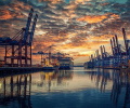 Las tarifas de contenedores entre Asia y EE. UU. suben ligeramente y se mantienen elevadas por la congestión en puertos del este de Asia