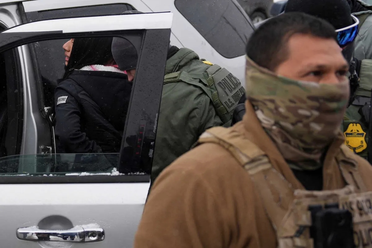 Funcionarios de Trump supuestamente furiosos por el nuevo código de vestimenta del ICE tras incidentes controvertidos