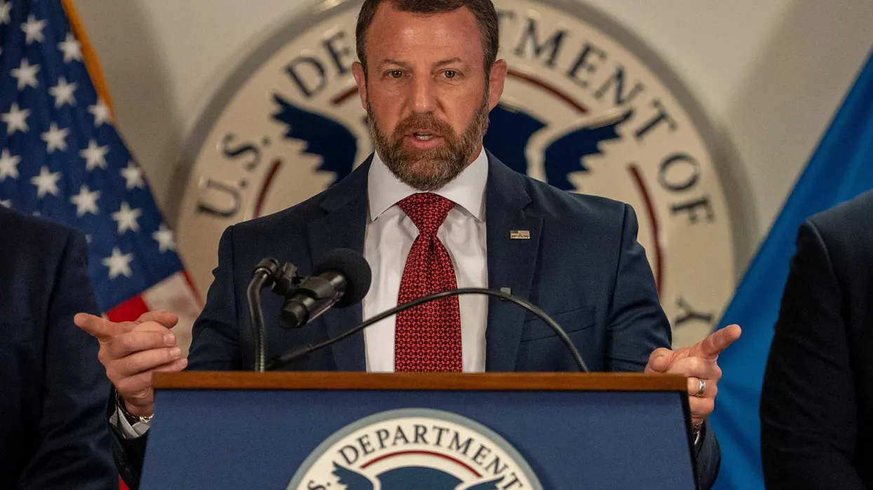 « J'en ai marre ! » : le secrétaire à la Sécurité intérieure Markwayne Mullin s'énerve face aux questions des journalistes sur une fusillade liée à l'ICE et sur les jets de luxe