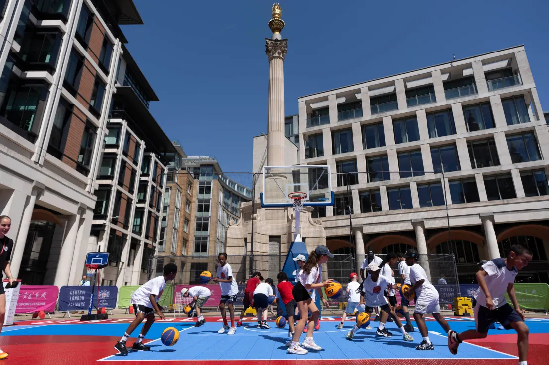 Il campo da basket 3×3 del London Sports Festival a Paternoster Square debutta con il takeover di Basketball England