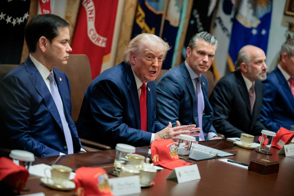 La administración Trump recurre a la sabiduría colectiva para su estrategia sobre Irán mientras el enfoque basado en leales genera críticas