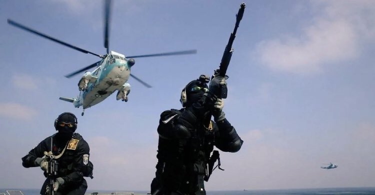 Iran Considers Banning US and Israeli Vessels from Strait of Hormuz Amid Oman Negotiations