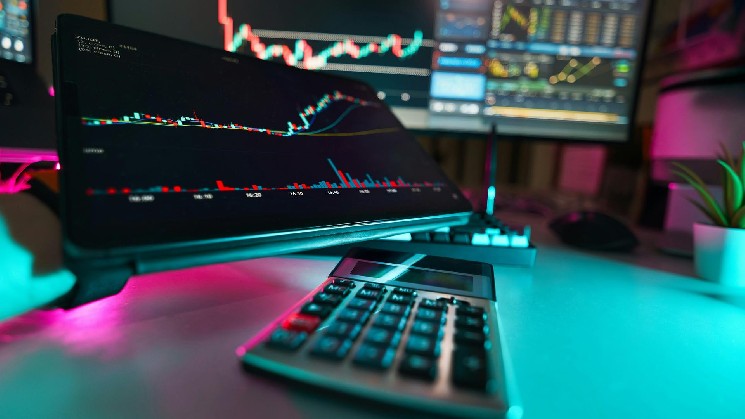 Bitcoin удерживается на фоне нефти по $90 и роста доходностей, тогда как золото снижается. Сильный доллар — ключевой фактор