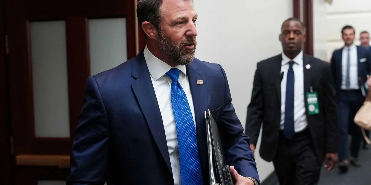 Il segretario del DHS Markwayne Mullin sotto esame dalla Casa Bianca per l’ordine sugli stop ai veicoli dell’ICE