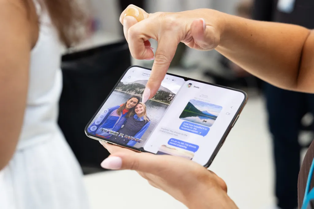 Apple presenta el iPhone Duo de $1,999, su primer smartphone plegable