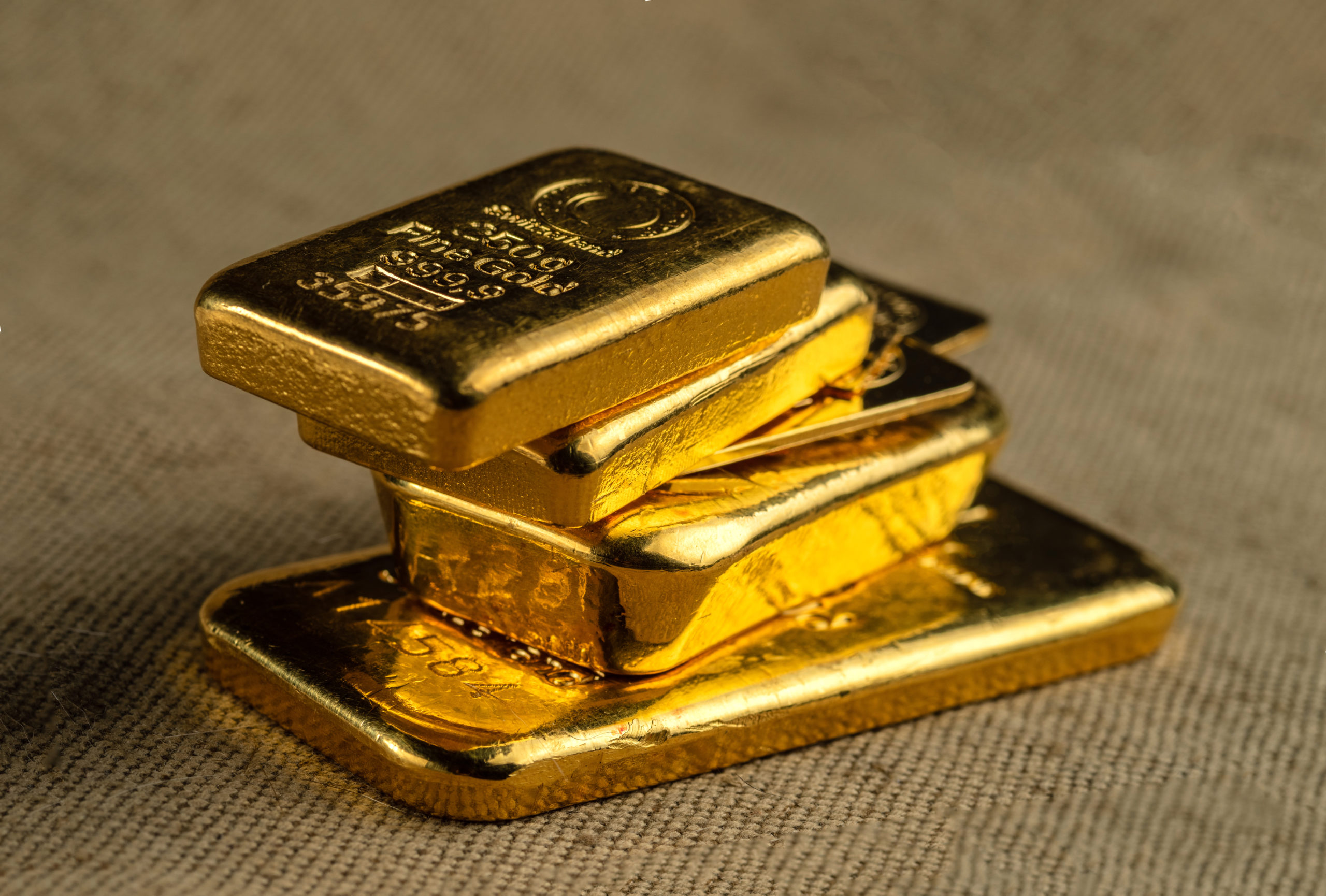 El oro se mantiene por encima de $4,300 por onza mientras aumentan las apuestas por recortes de tasas y las compras de bancos centrales