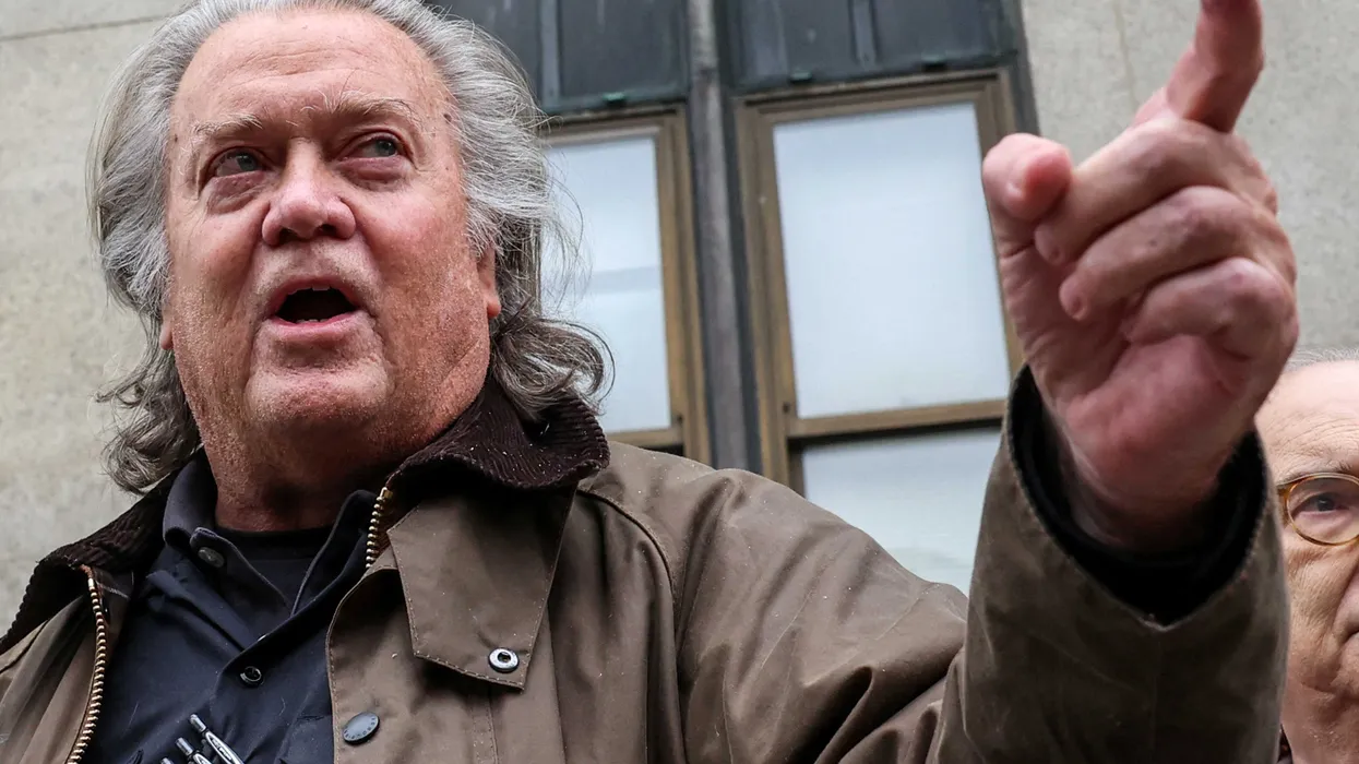 «Очень неуютно»: Bannon и Loomer столкнулись в эфире на фоне углубляющегося раскола MAGA из-за Израиля