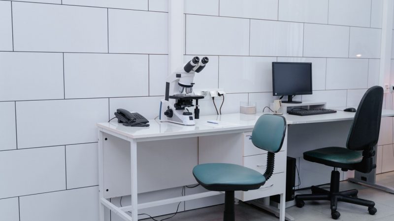 Исследование Стэнфорда показывает, что самоорганизующиеся команды ИИ-агентов превосходят модели с дебатами и голосованием