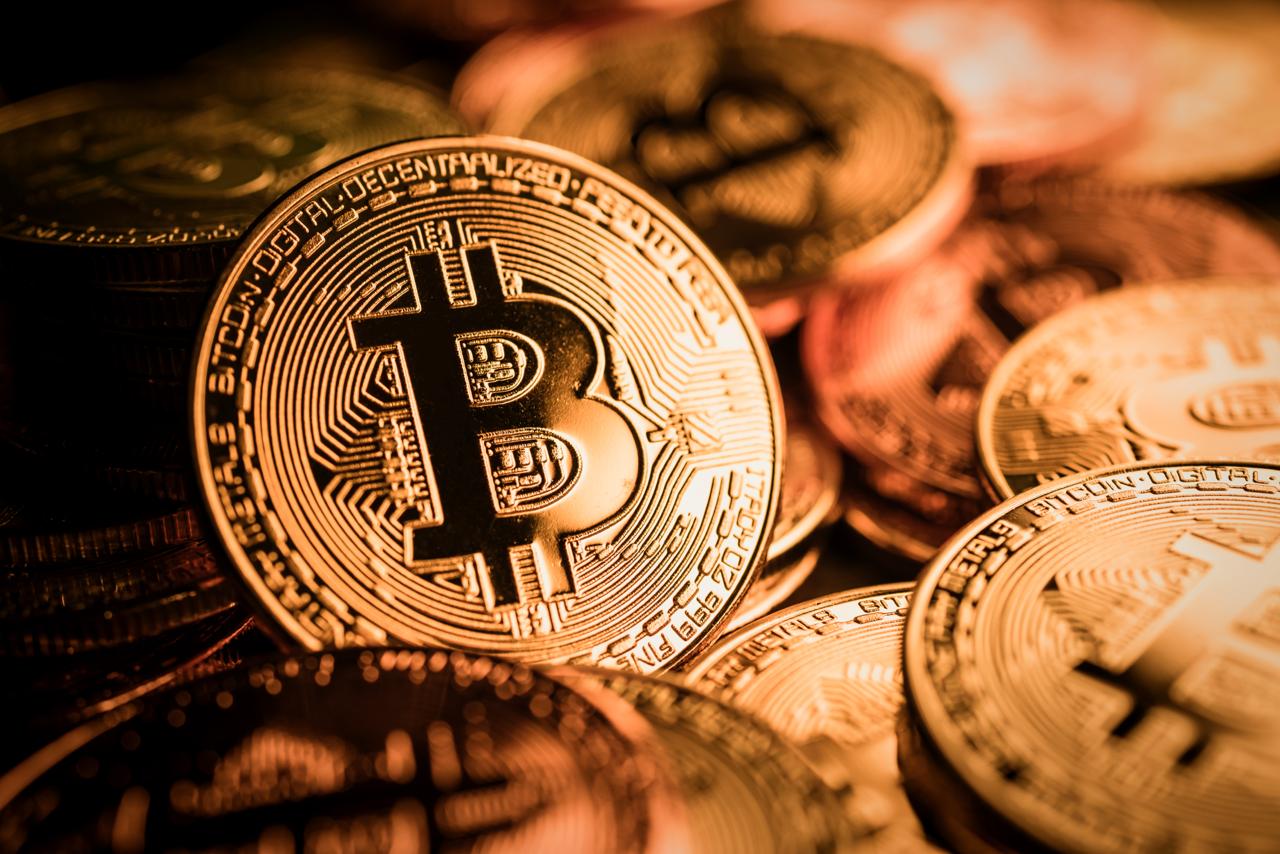 Lark Davis kwestionuje przywiązanie do długo utrzymywanych pozycji w kryptowalutach: Cardano kontra akcje spółek skarbowych Bitcoina