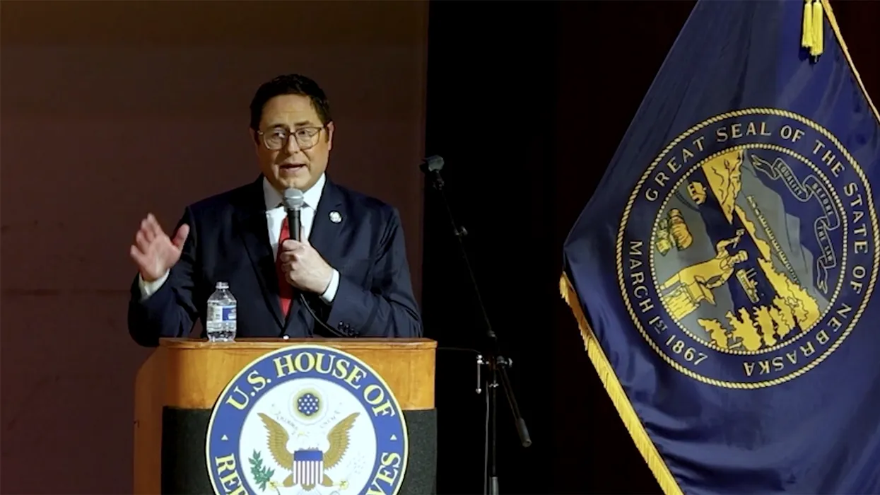ネブラスカのタウンホールが騒然となる——有権者が共和党のマイク・フラッド下院議員に医療費削減と税制法案で詰め寄る