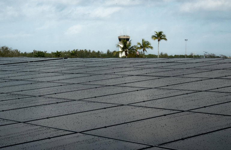 フロリダ州ナポリーズ空港が新設倉庫保管棟に100kW太陽光発電システムを設置