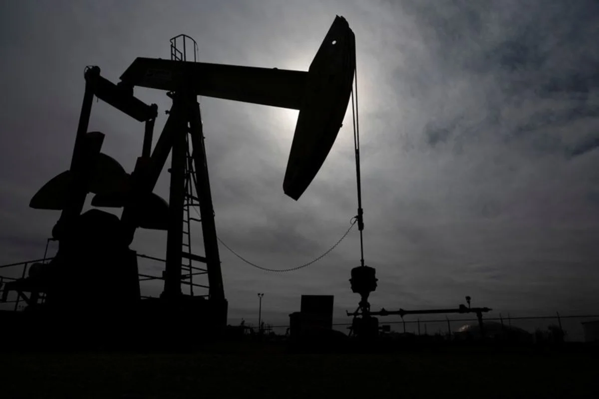 El petróleo cae ante la perspectiva de menor demanda global y el aumento de las reservas de crudo de EE.UU.