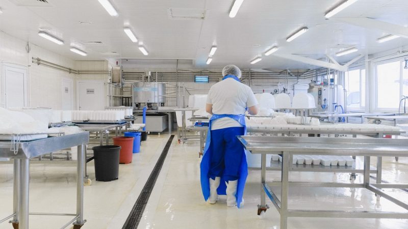 Le rapport sur l'emploi américain dépasse les prévisions, alimentant les spéculations sur une hausse des taux de la Fed