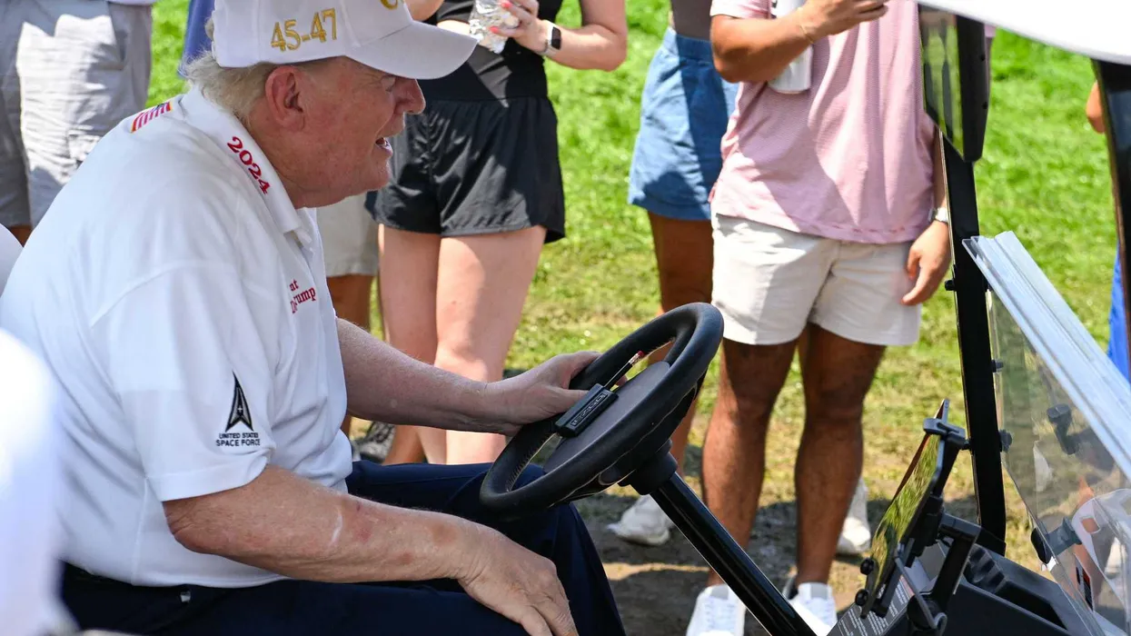 Występ Trumpa na torze golfowym w Bedminster wywołuje krytykę analityka w obliczu zmartwień gospodarczych i zdrowotnych
