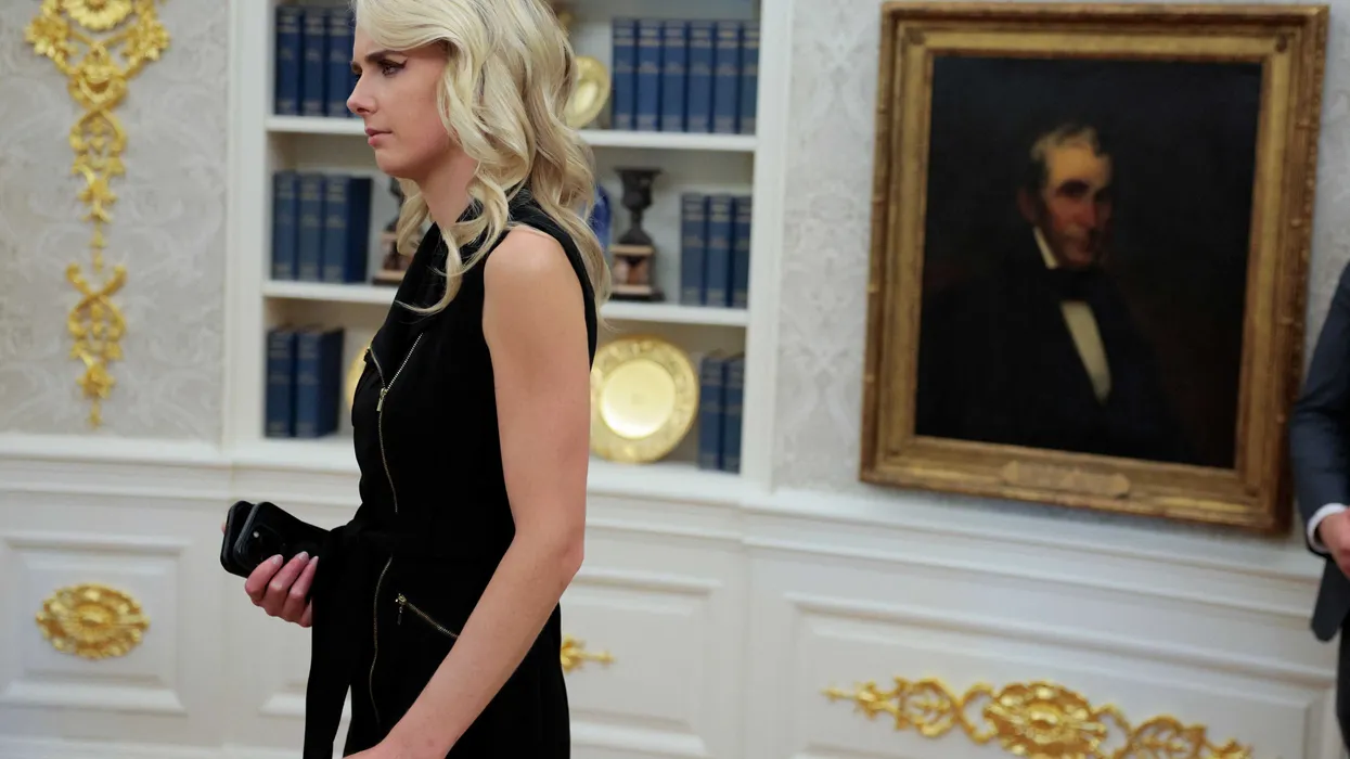 La asesora de Trump Natalie Harp queda bajo escrutinio mientras críticos cuestionan su cercanía sin precedentes con el presidente