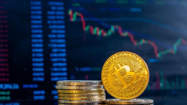 Bitcoin spada, a Ethereum, XRP i Dogecoin rosną w przededniu kluczowych danych o inflacji w USA