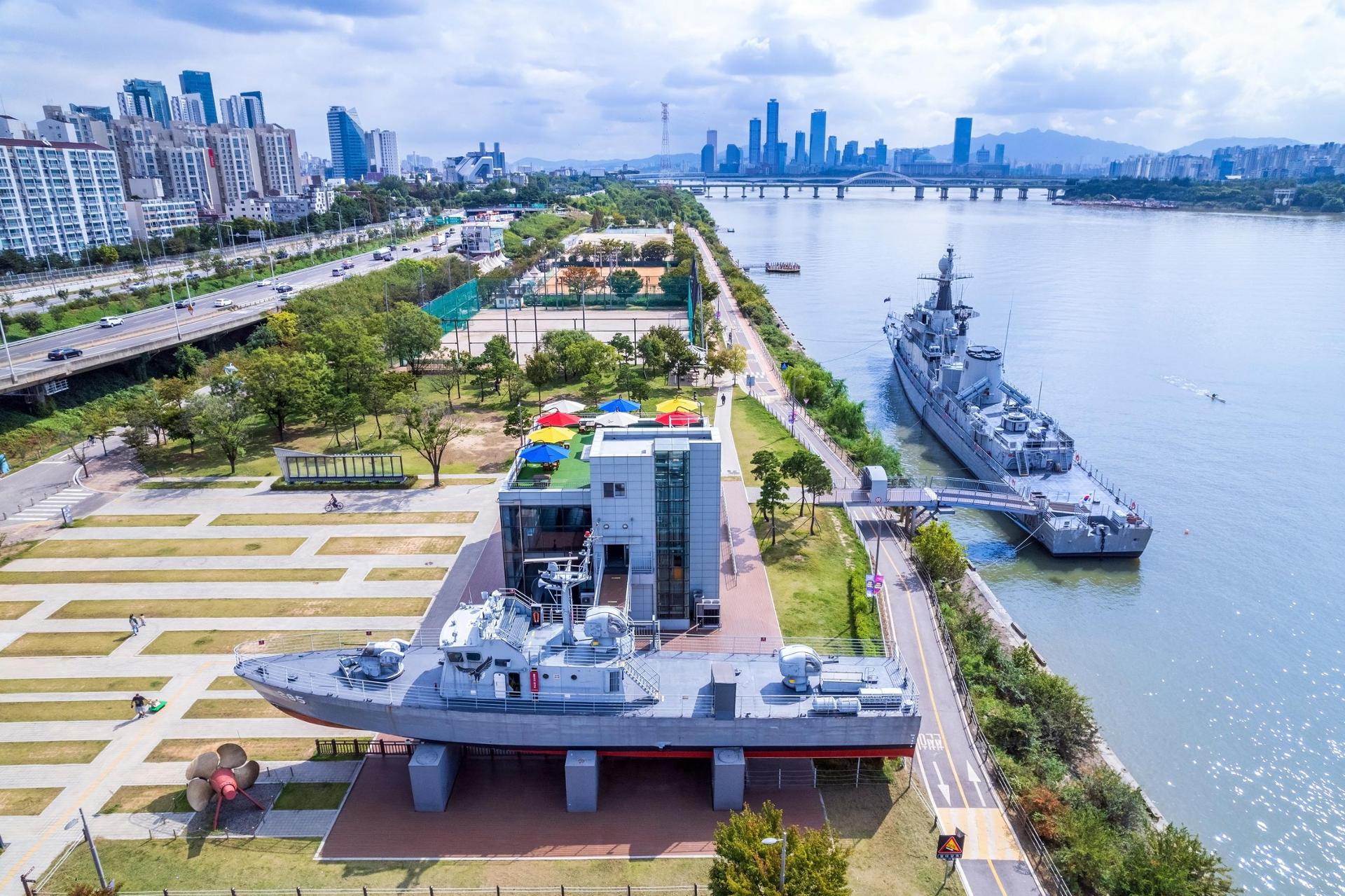 Seoul Battleship Water Picnic kehrt im zweiten Jahr mit Wasserrutschen, Marine-Führungen und Schaumkanonen zurück