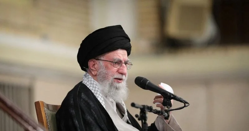 Striscione di Khamenei dato alle fiamme in Iran mentre si intensificano gli appelli alla protesta