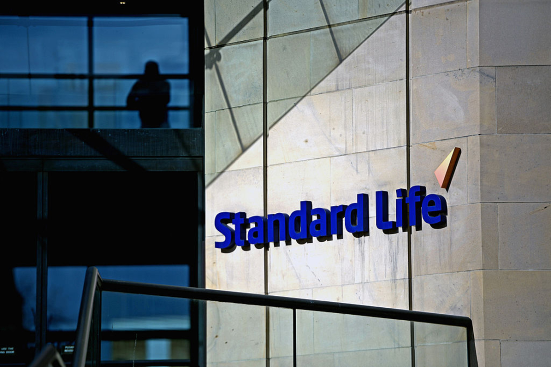 Standard Life 上半年轉虧 1.79 億英鎊,避險部位帳面損失達 4.73 億英鎊,但調整後利潤成長 25%