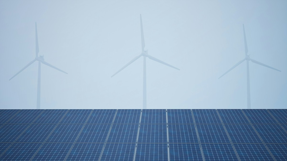 Indie planują obowiązkowe magazyny bateryjne przy projektach solarnych i wiatrowych