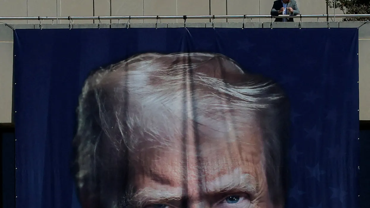 Документы FOIA показали, что баннеры с Трампом на здании Минюста были частью «проекта благоустройства RFK»