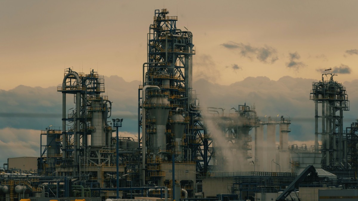 Индийские НПЗ ищут 6 миллионов баррелей спот-нефти на фоне перебоев с поставками с Ближнего Востока