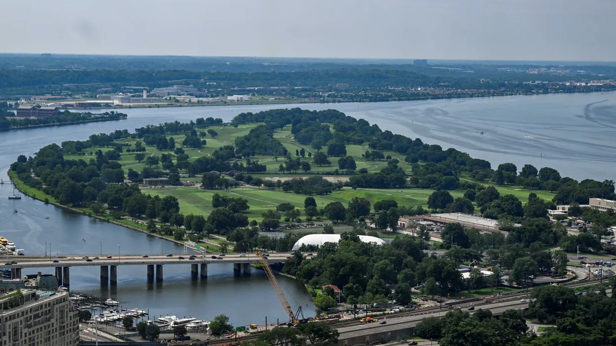 Surge disputa por suelo contaminado con arsénico y plomo en proyecto de campo de golf público de Trump en D.C.